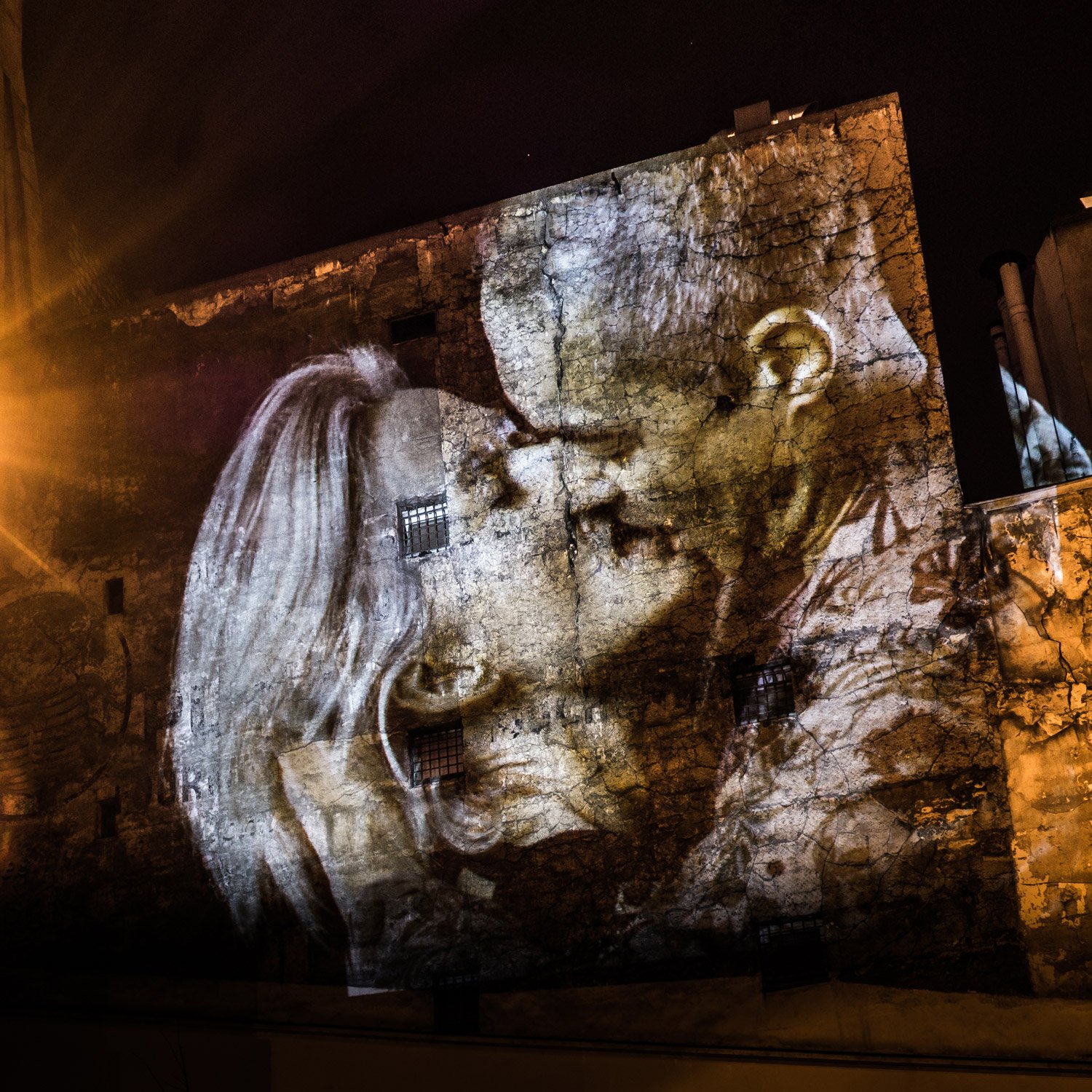 portraits-of-love-birds-kissing-in-the-streets-of-paris-05