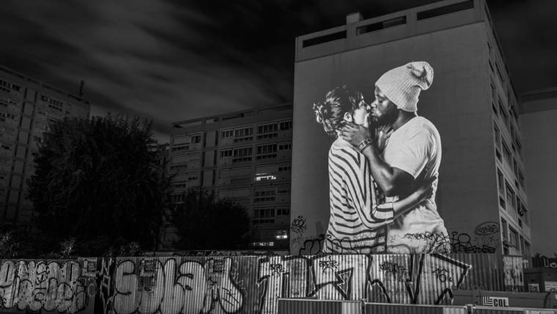 portraits-of-love-birds-kissing-in-the-streets-of-paris-07