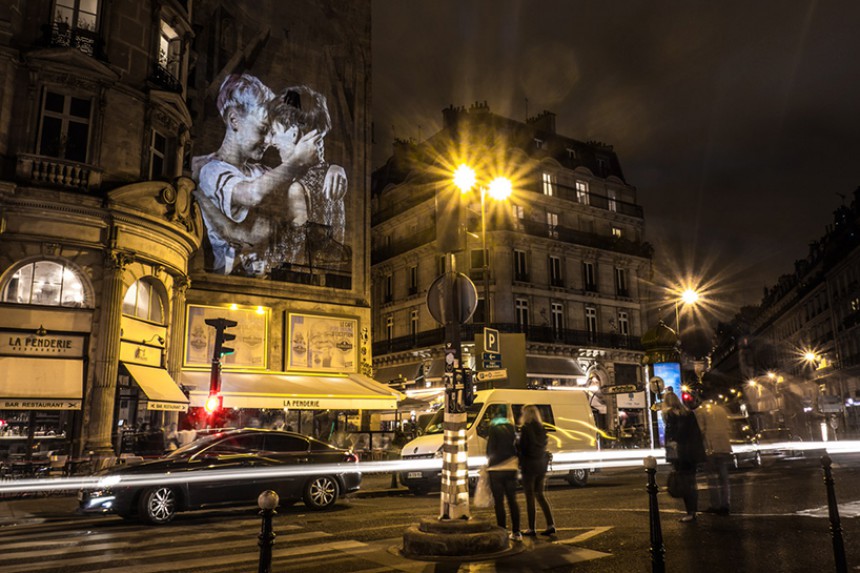 portraits-of-love-birds-kissing-in-the-streets-of-paris-08