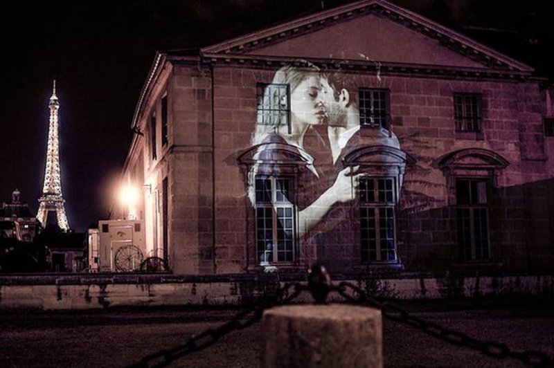 portraits-of-love-birds-kissing-in-the-streets-of-paris-10