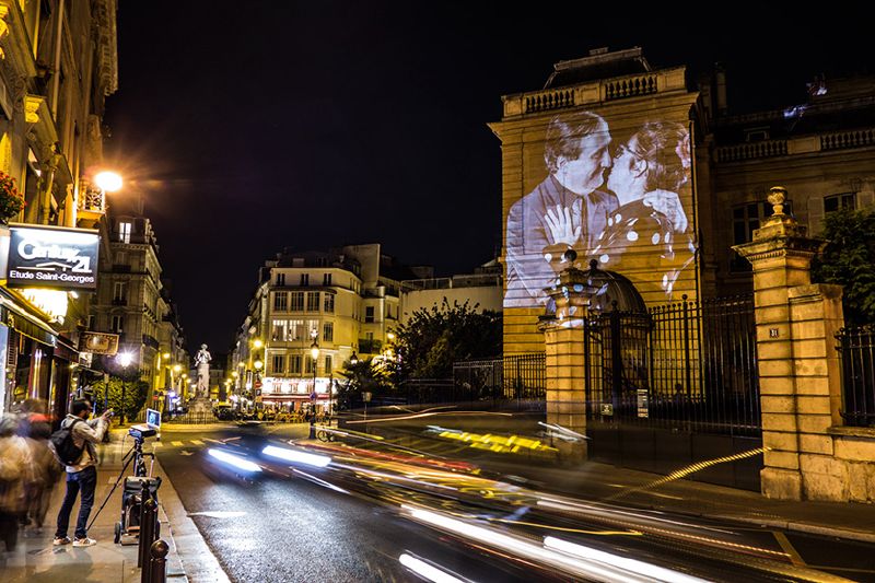 portraits-of-love-birds-kissing-in-the-streets-of-paris-14