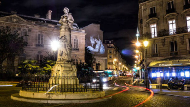 portraits-of-love-birds-kissing-in-the-streets-of-paris-15