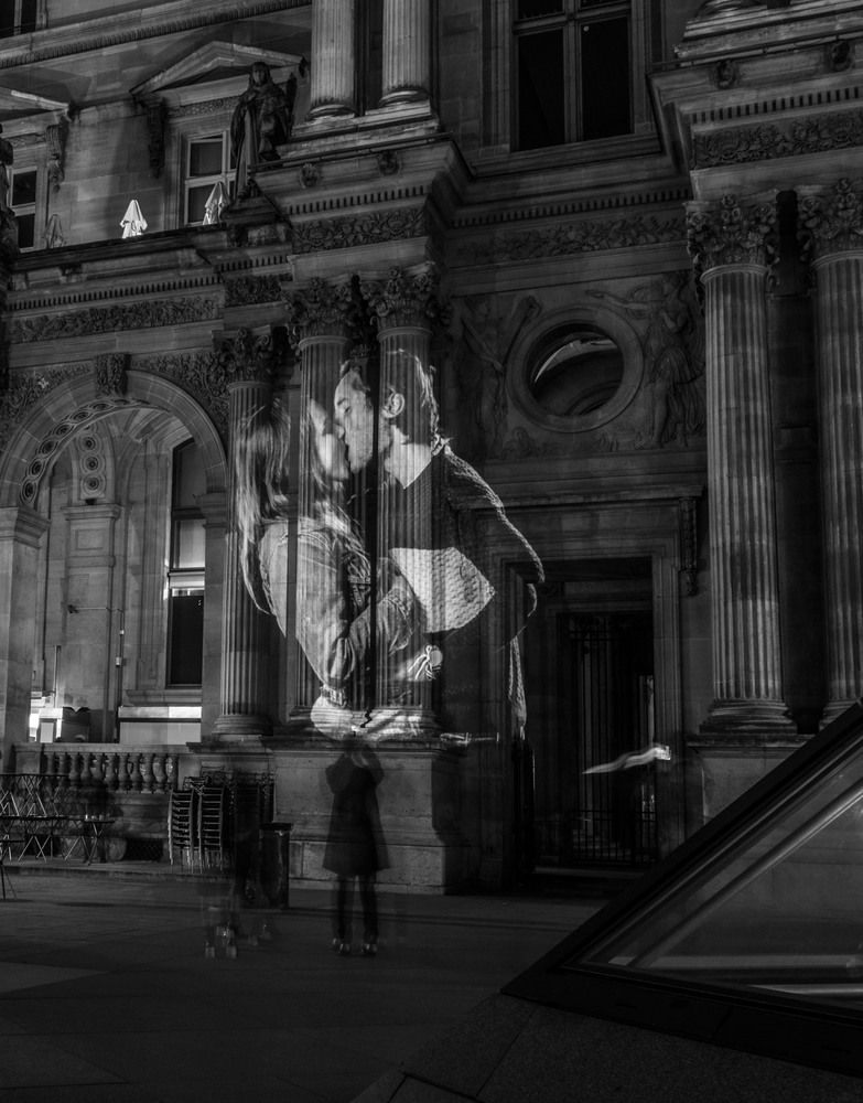 portraits-of-love-birds-kissing-in-the-streets-of-paris-18