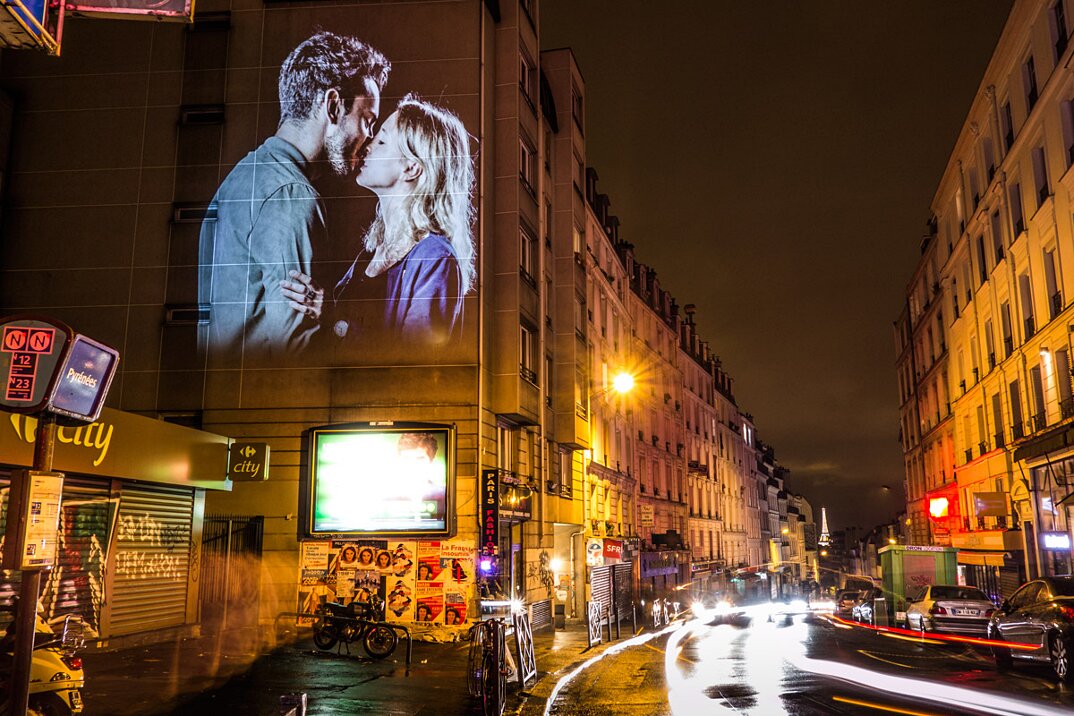 portraits-of-love-birds-kissing-in-the-streets-of-paris-22