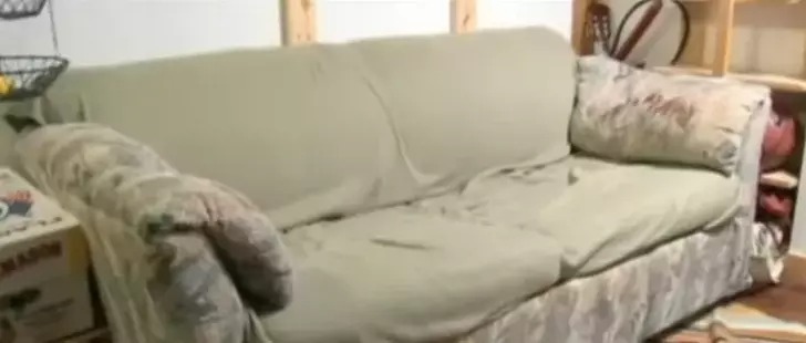 Things Hidden In A Second-Hand Couch Made Students Scream_13