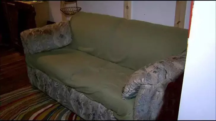 Things Hidden In A Second-Hand Couch Made Students Scream_15