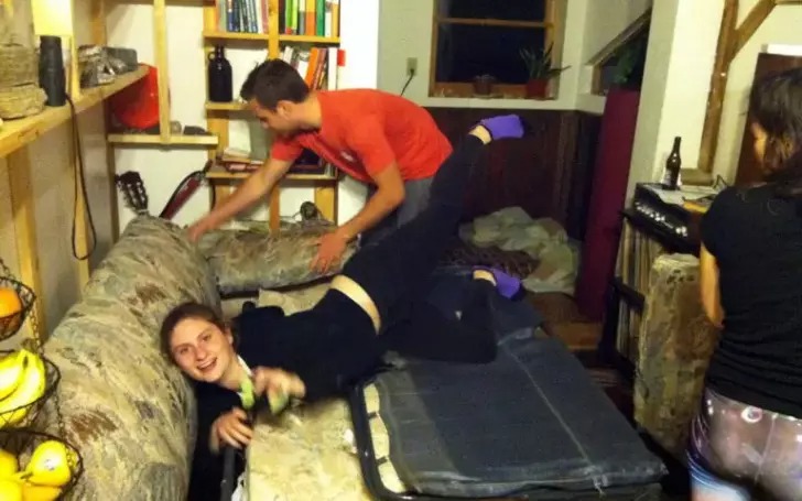 Things Hidden In A Second-Hand Couch Made Students Scream_9